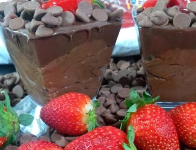 Mousse de chocolate com morango