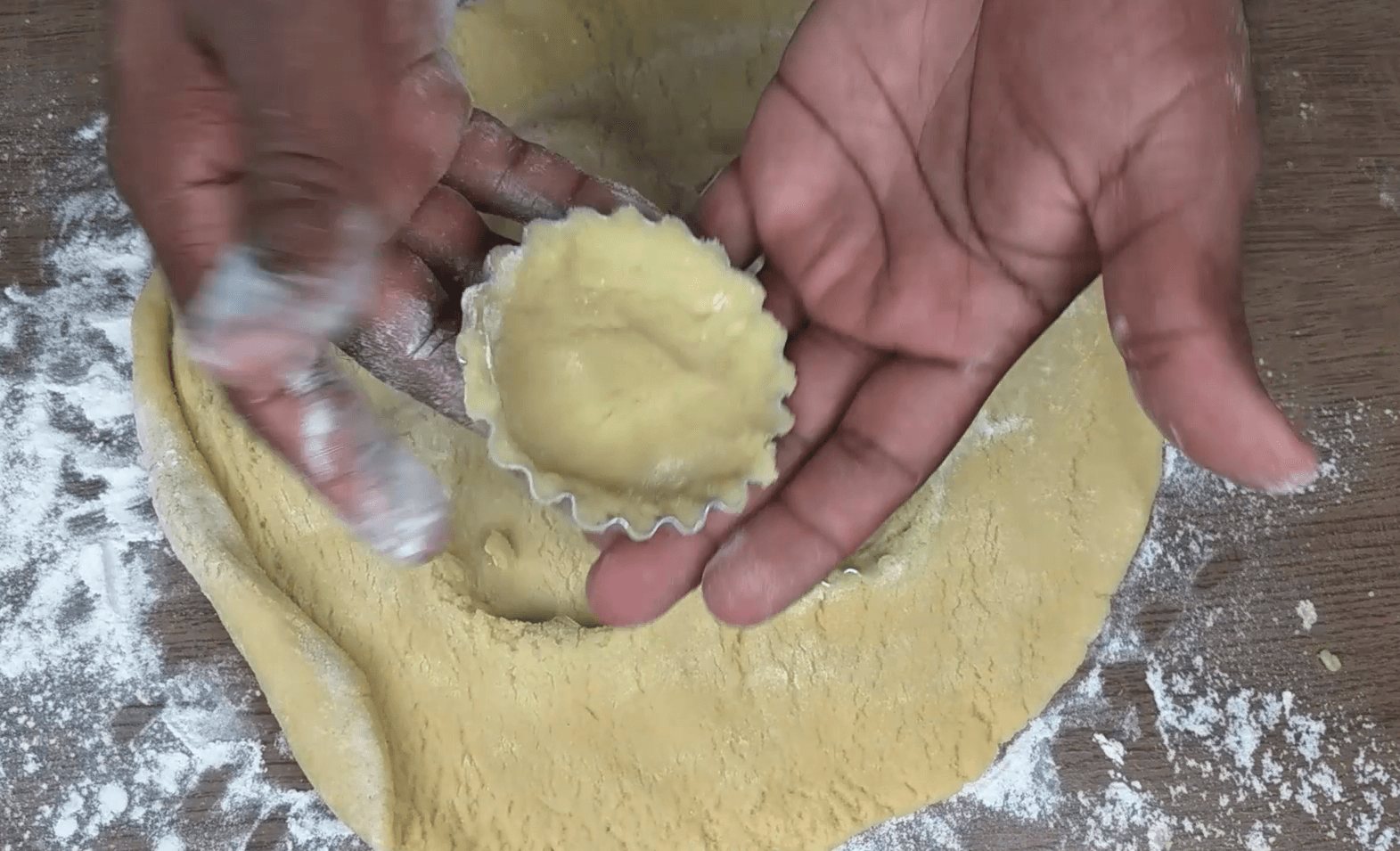 MASSA PRONTA - MINE TORTA DE MORANGO COM CHANTILLY SUPER FÁCIL!